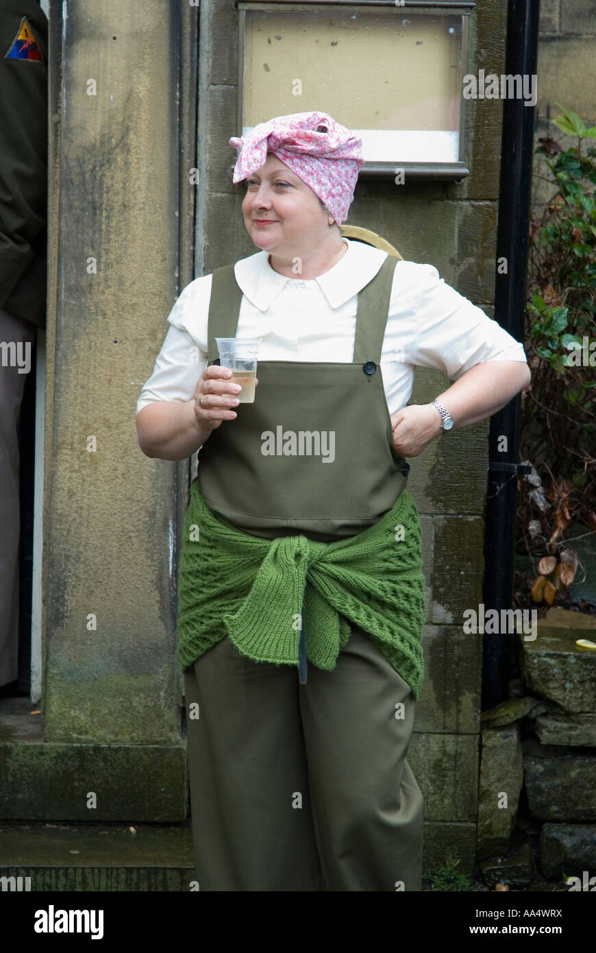 La mujer vestida como una niña en un ejército de tierra 1940 s WW2 volver promulgación weekend Haworth, West Yorkshire Foto de stock