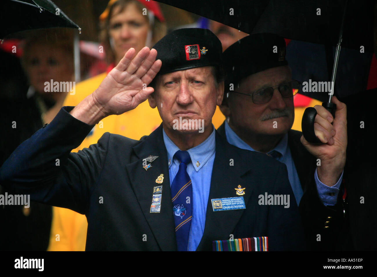 Ex Soldados saludan a los muertos durante una ceremonia celebrada en el Día de ANZAC War Memorial en Manly Australia Foto de stock
