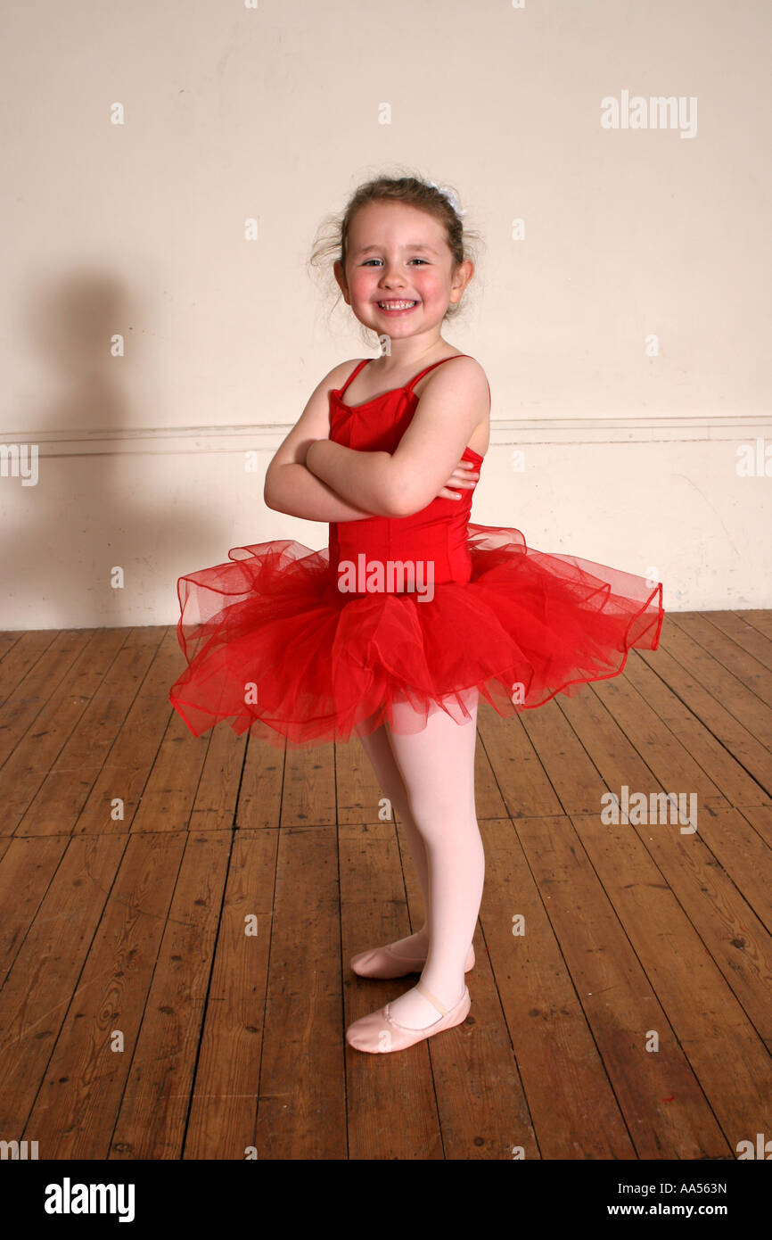 Una joven bailarina vestida con un tutú rojo Fotografía de stock - Alamy