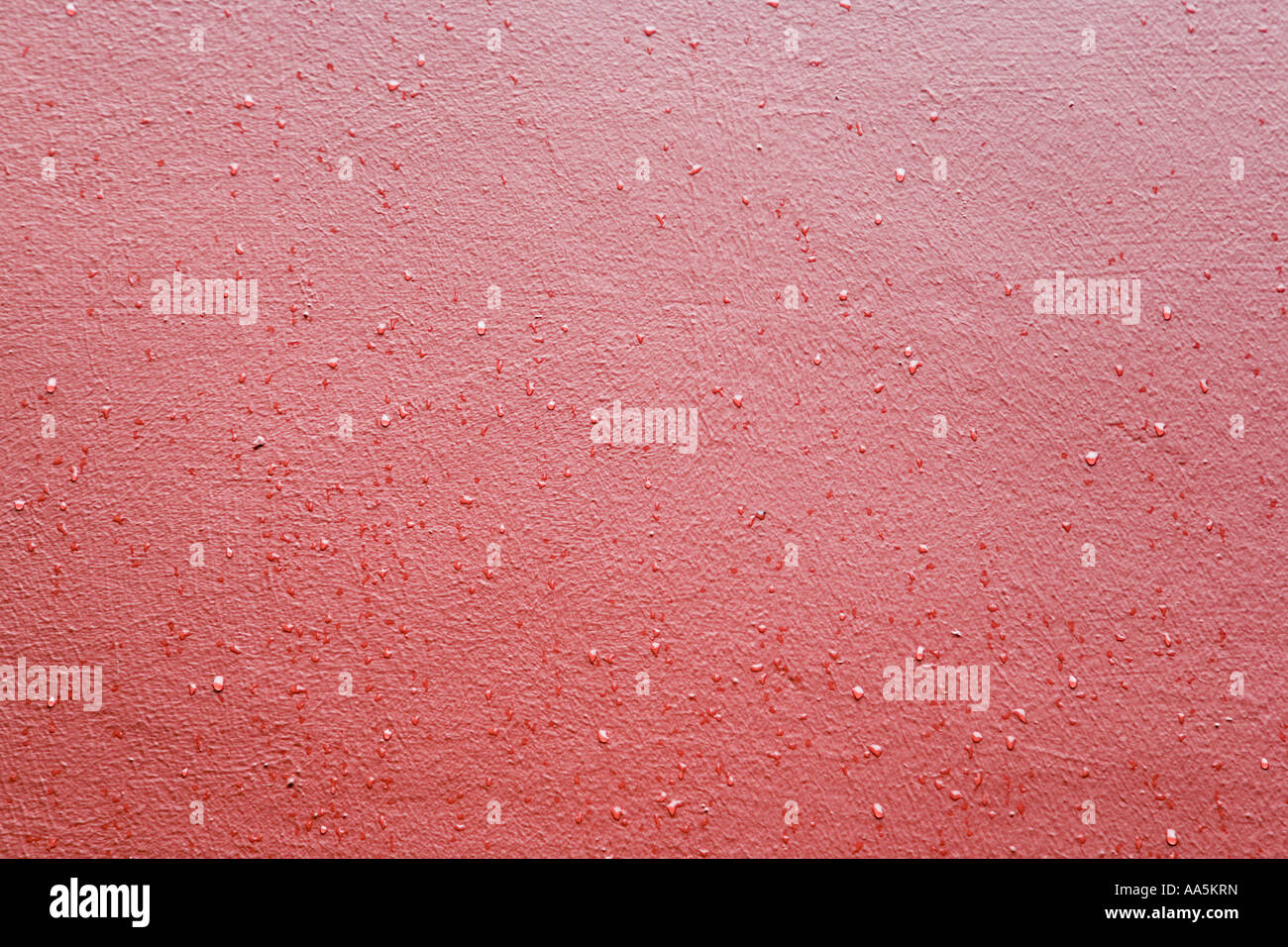 Gotas de lluvia sobre la pared roja. Cerrar Foto de stock