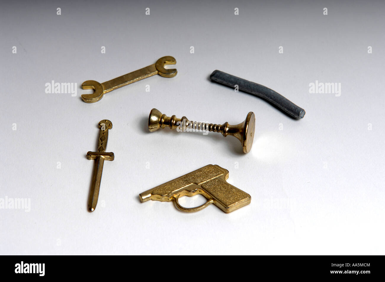 Armas de asesinato Cluedo Fotografía de stock - Alamy