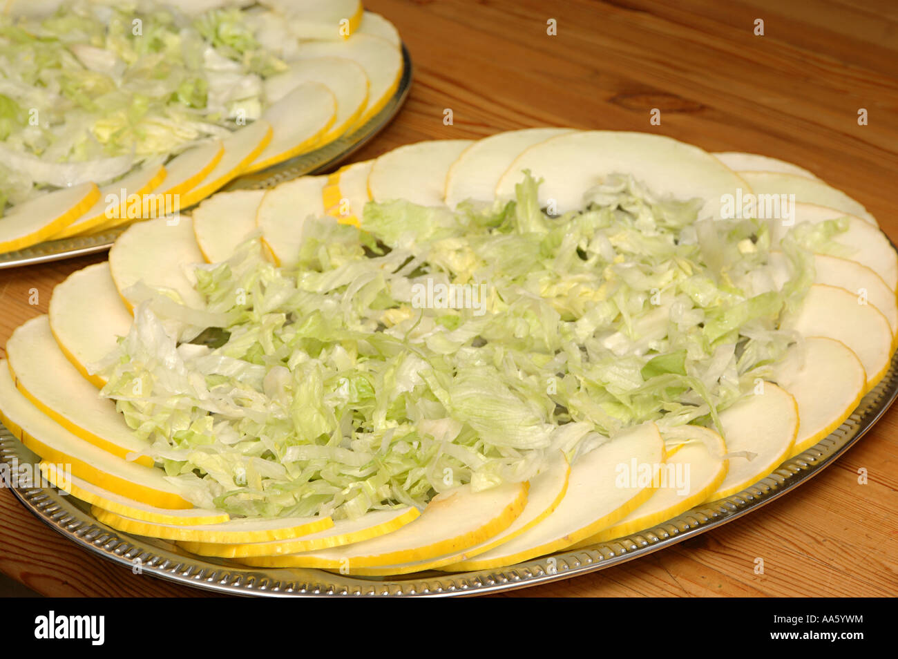 Ensalada Ice berg picada y rebanar melón de miel en la bandeja Foto de stock