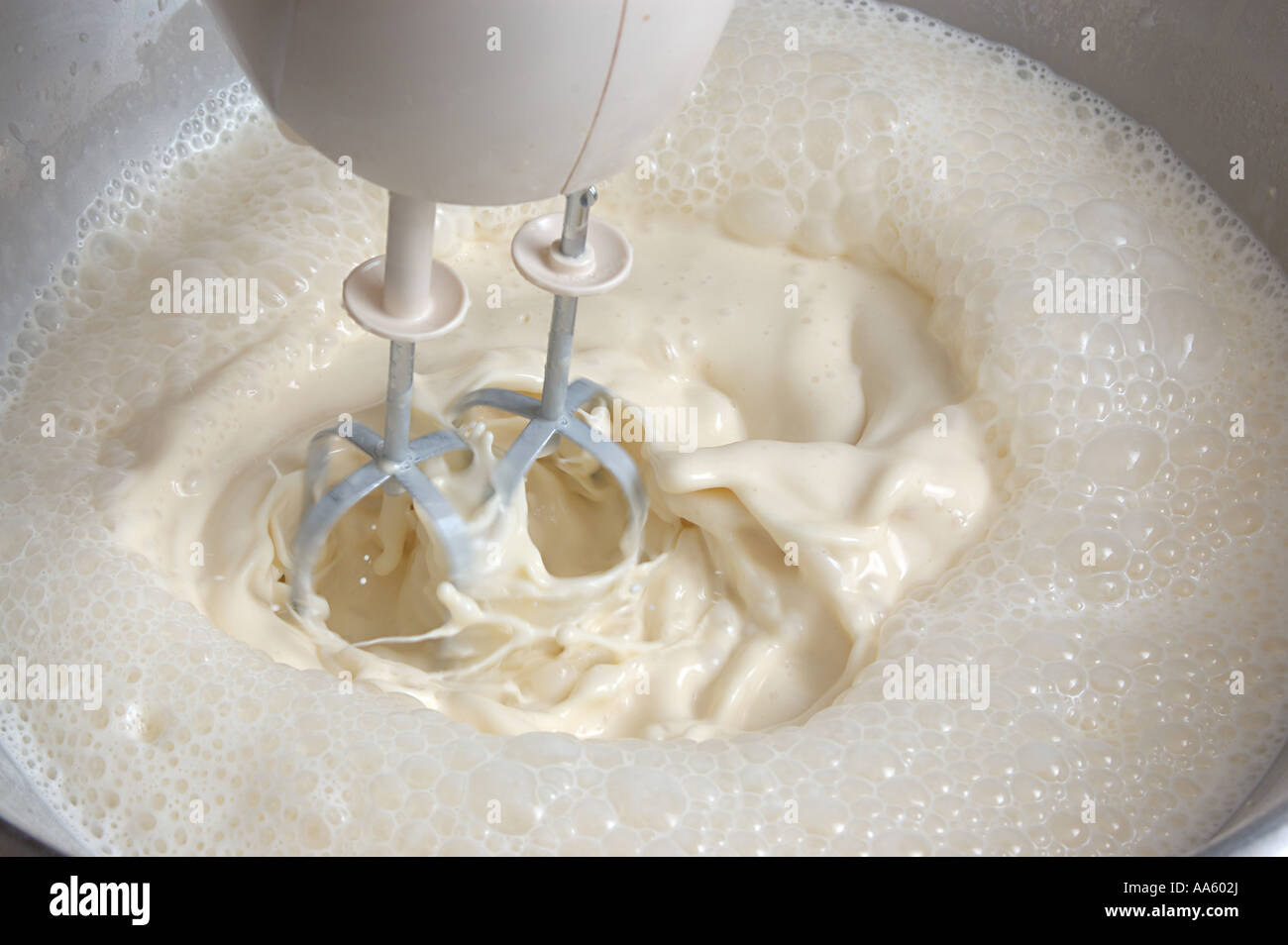 ANG103817 Alimentos huevos harina, azúcar y leche batiendo la mezcla para  pan pasteles en batidora batir Fotografía de stock - Alamy