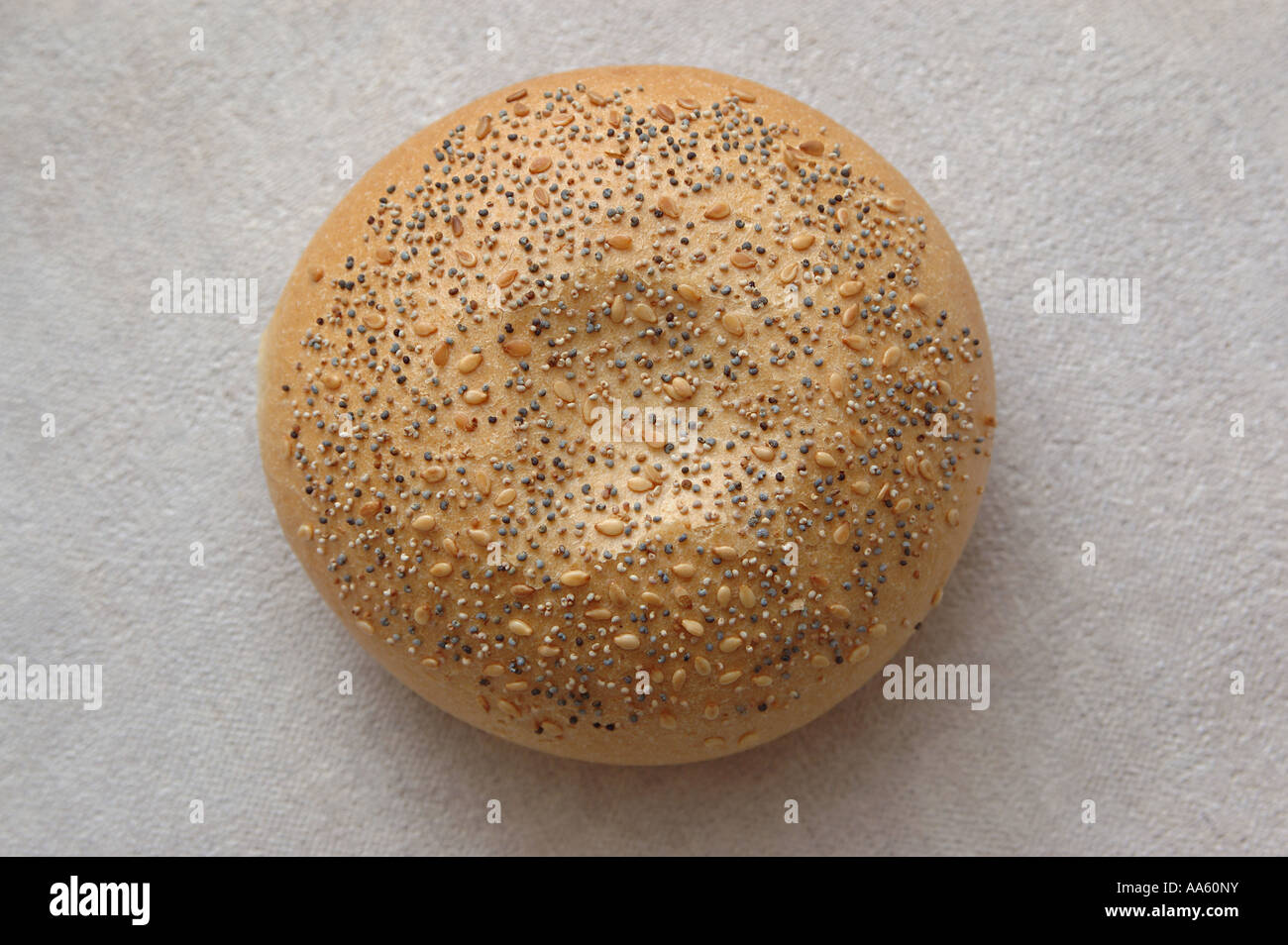 ANG103892 Alimentos Rosen pan pan cubierto con cebolla y semillas de sésamo Semillas de panadería ángulo superior Foto de stock
