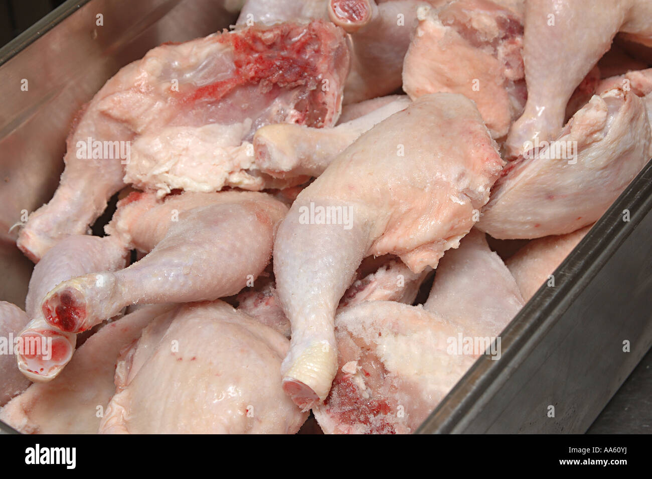 Pollo crudo congelado muslos y piernas Fotografía de stock - Alamy