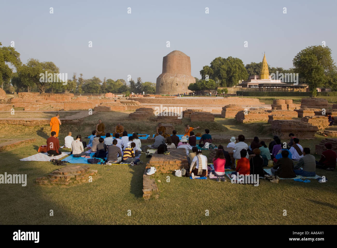 Grupo teniendo un discurso budista en Sarnath donde Buddha celebró su