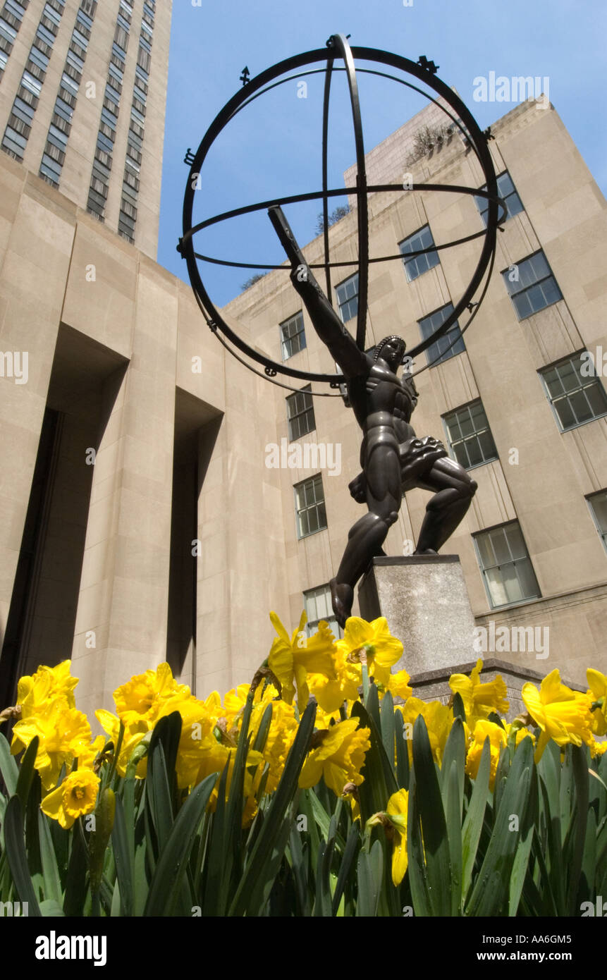 Estatua de Atlas con Narcisos en el Rockefeller Center, abril de 2006 Foto de stock