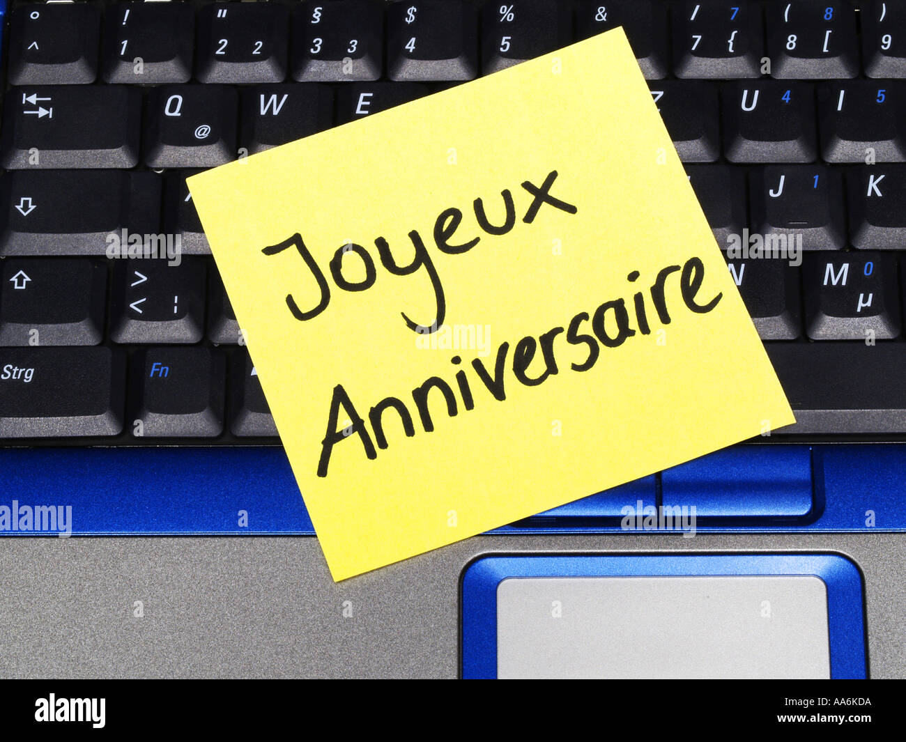 Nota Memo En El Portatil Joyeux Anniversaire Feliz Cumpleanos Fotografia De Stock Alamy
