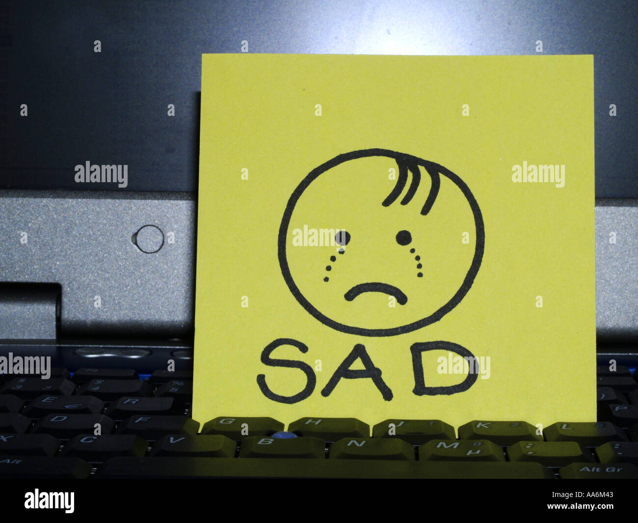 Nota Memo En El Portatil Dibujo Llorando Cara Triste Foto