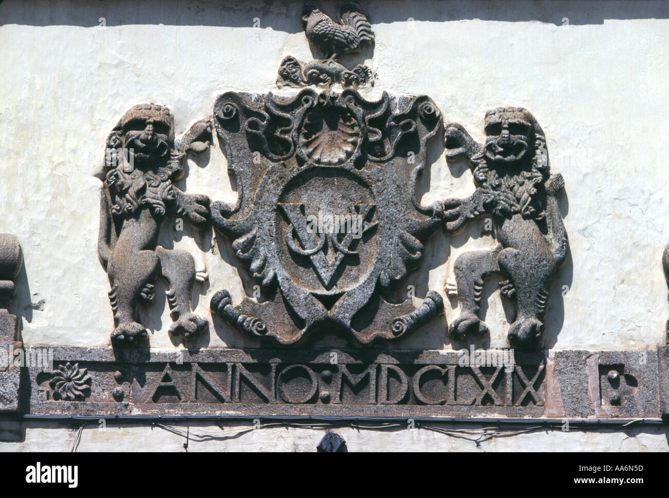 Escudo de armas de la Dutch East India Company por encima de uno de los portones en Galle Fort Sri lanka Foto de stock