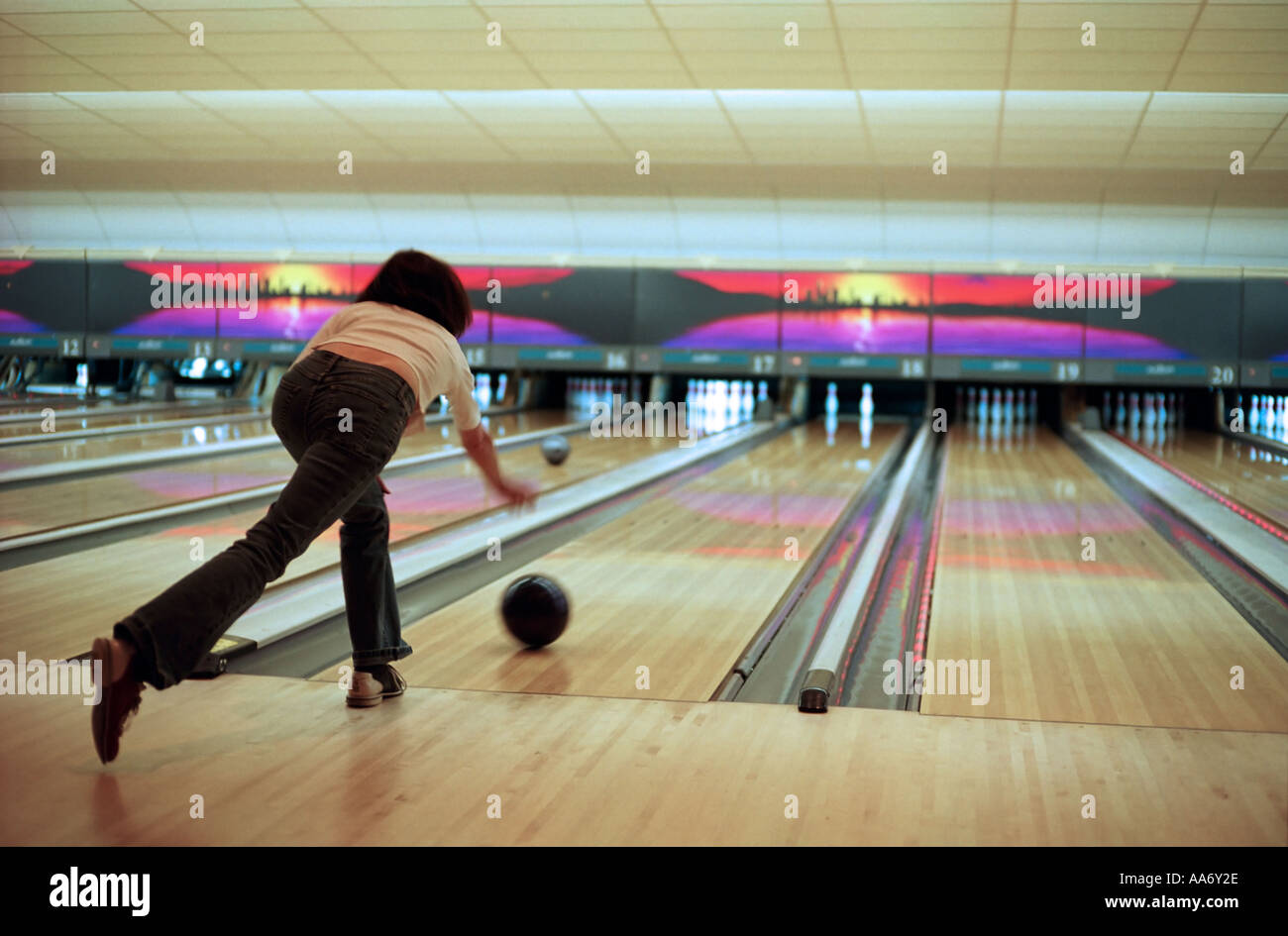 Mujer jugando bolos Fotografía de stock Alamy