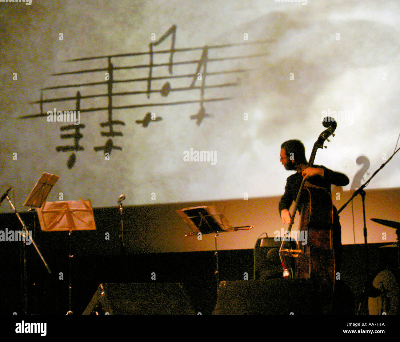 Violonchelo música Jazz Bass Player mirando notas musicales en el escenario Foto de stock