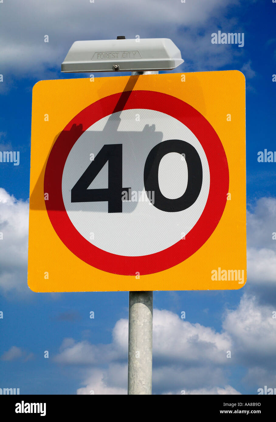 El tráfico por carretera signo de límite de velocidad de 40 MPH INGLATERRA Foto de stock