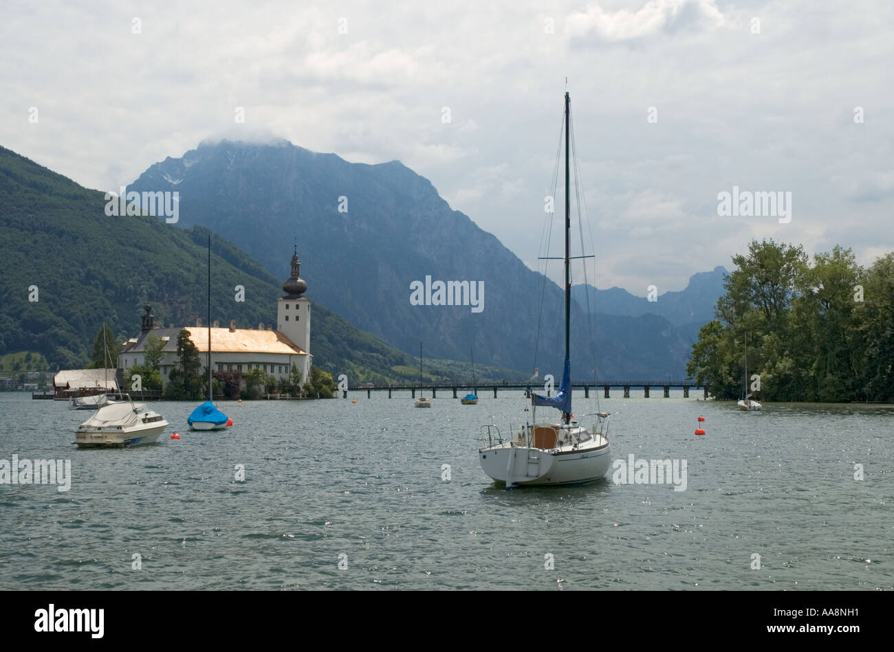 Austria Gmunden Ort Castillo en la isla en el lago Traunsee Foto de stock