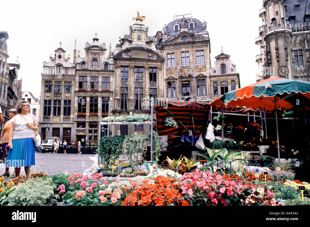 Bruselas Bélgica Belgique personas en 'Flower Market' en 'Grand Place' Centro Histórico de la Ciudad Vieja Foto de stock