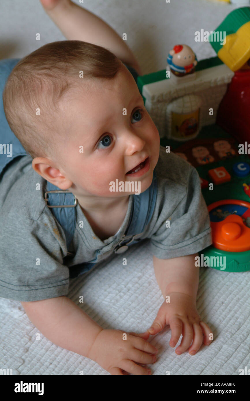 Bebé menor de 1 año, niña con juguete tierno Fotografía de stock - Alamy