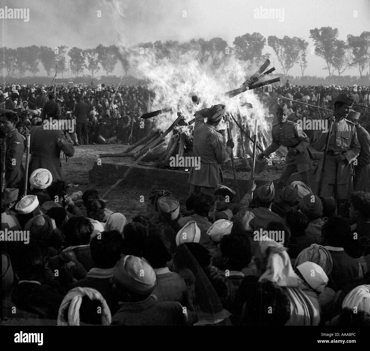 IND030603 El cuerpo de Mohandas Karamchand Gandhi Mahatma Gandhi o ser incinerado en Raj Ghat en Nueva Delhi el 31 de enero de 1 Foto de stock