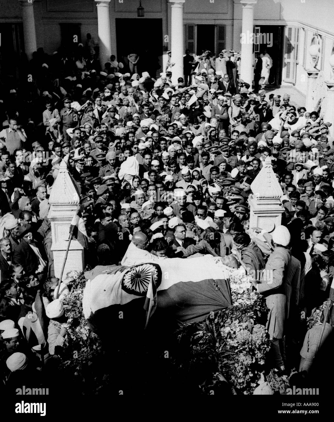 IND030606 seguidores geather alrededor del cuerpo de Mohandas Karamchand Gandhi o Mahatma Gandhi en Nueva Delhi el 31 de enero de 1948 Foto de stock