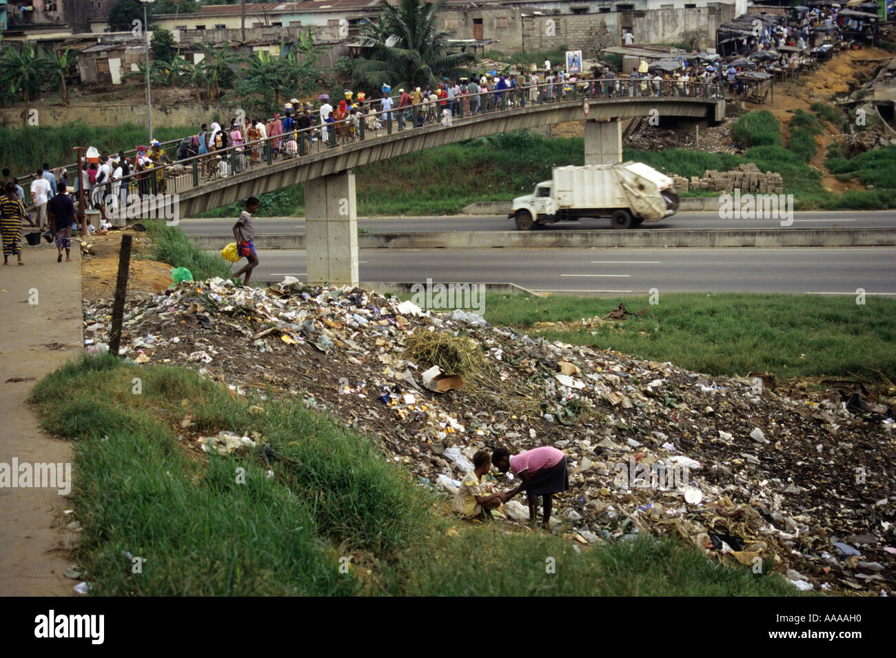 Abidjan, Costa de Marfil, Cote d'Ivoire, en el oeste de África. 'No en la ruta." camión recolector pasa el montón de basura sin parar. Foto de stock