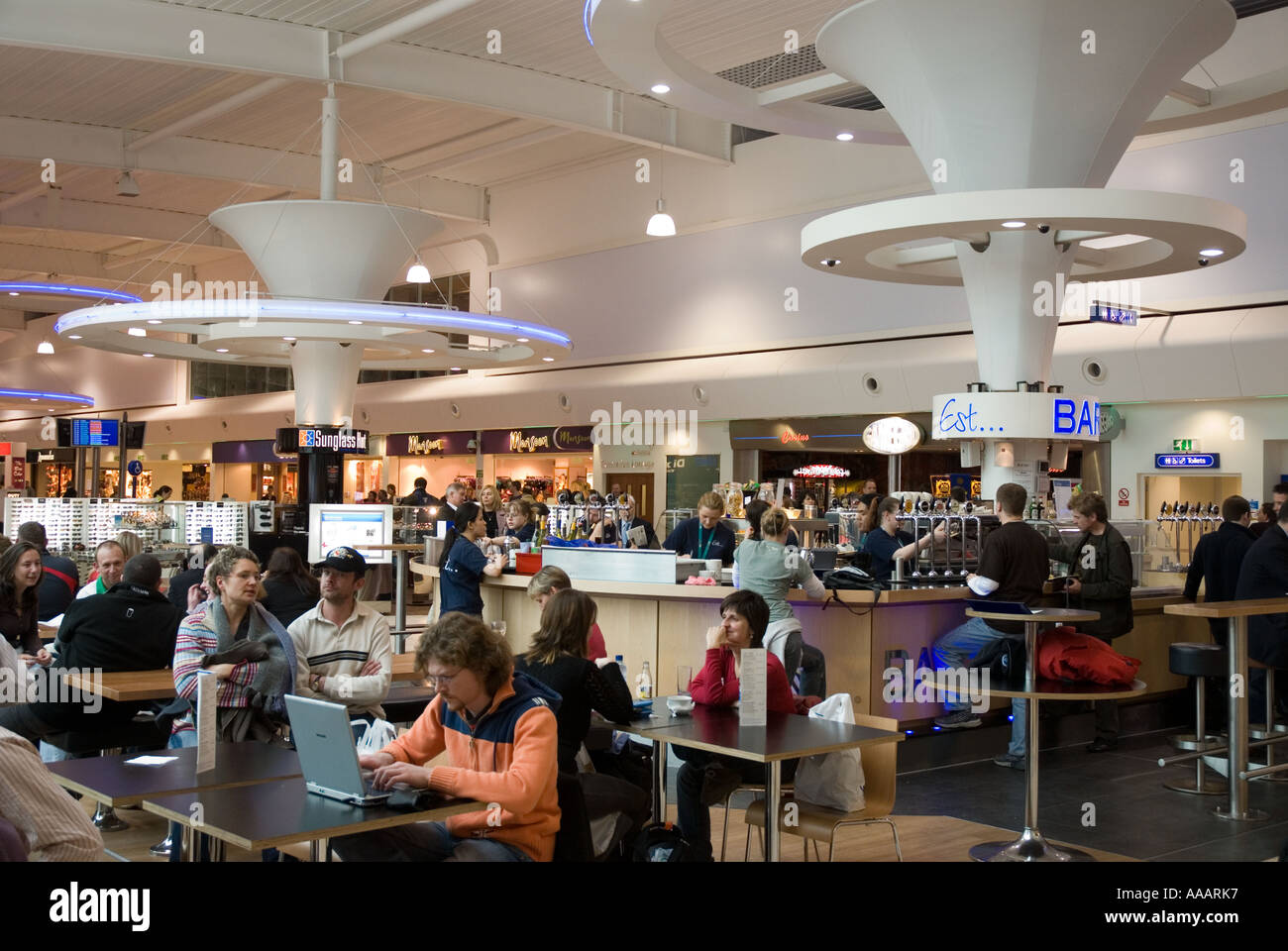 Airport cafe fotografías e imágenes de alta resolución - Alamy