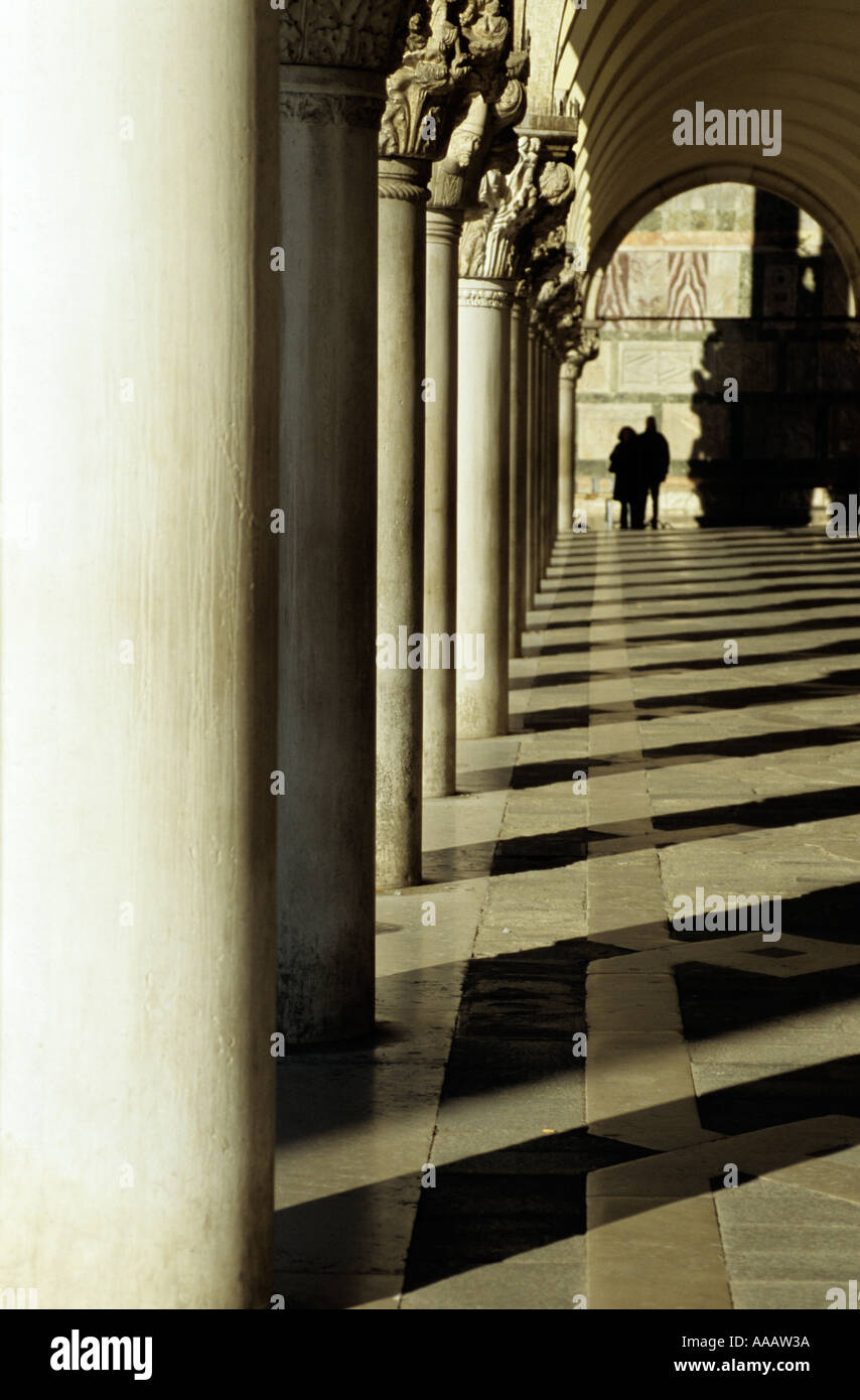 Una hermosa serie de piedra de Istria Gothic columnas que sostienen el techo del Palacio Ducal el Palacio Ducal de Venecia Italia San Marcos Foto de stock