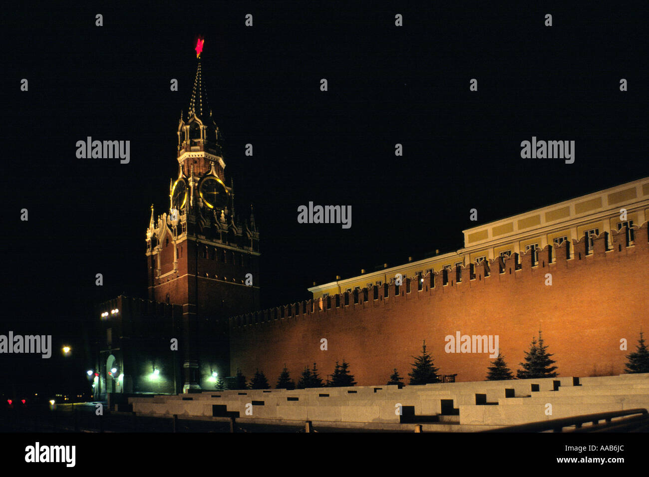 Night Shot de Spassky Torre, el Kremlin, la Plaza Roja, Moscú Foto de stock