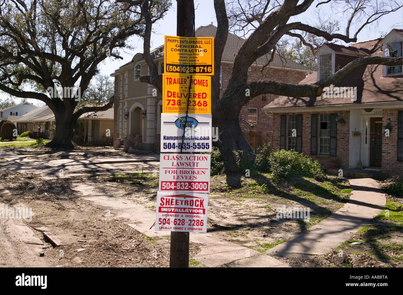 Carteles de publicidad promoviendo los servicios en el barrio de Nueva Orleans Lakewood Louisana mostrando el Huracán Katrina dique dam Foto de stock