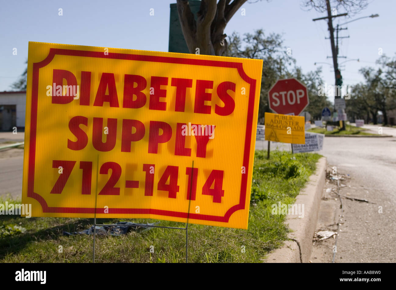 Carteles de publicidad promoviendo la diabetes suministros y servicios en el barrio de Nueva Orleans Bywater Louisana seis meses atrás Foto de stock