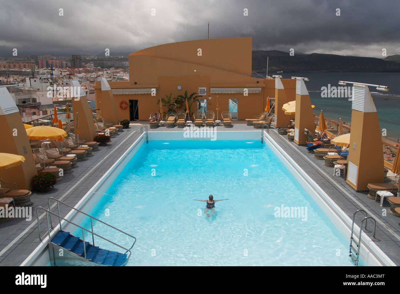 La piscina de la azotea, el Hotel Reina Isabel, Las Palmas, Gran Canaria,  Islas Canarias, España, Europa Fotografía de stock - Alamy