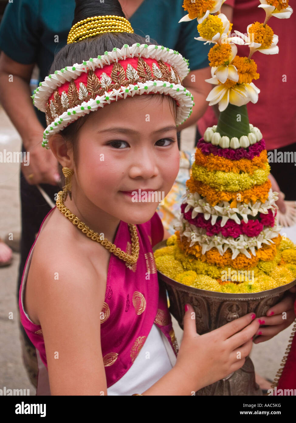 Poco reina de belleza niña lao tradicionalmente vestidos al certamen  durante Songkran festival de Año Nuevo de Luang Prabang Fotografía de stock  - Alamy