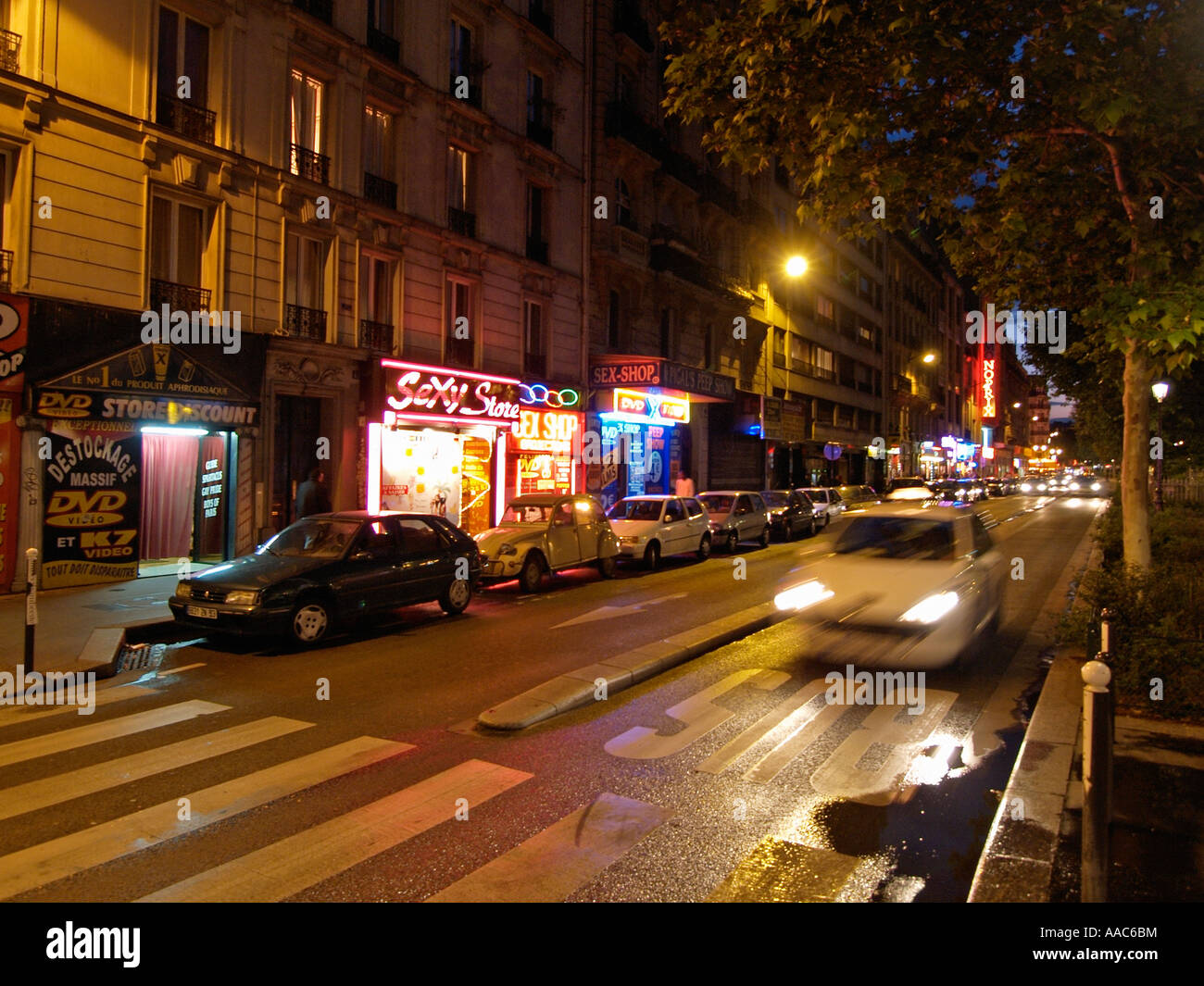 El Boulevard de Clichy, en el barrio Montmartre de París Francia tiene  muchas tiendas de sexo y sex clubs Fotografía de stock - Alamy