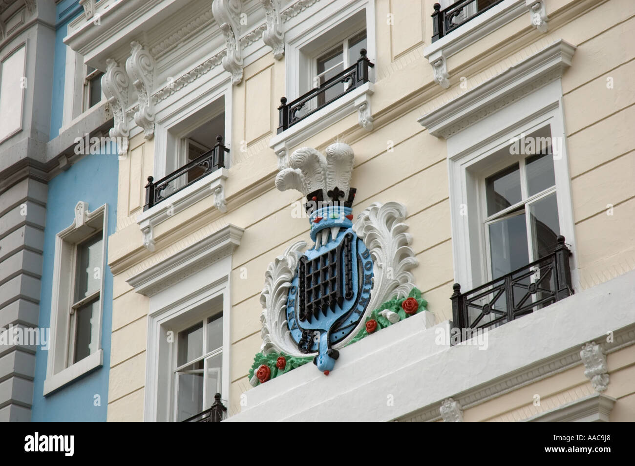 Fachada de edificio georgiano ornamentado con el escudo de armas rey Street, Covent Garden, Londres, Gran Bretaña. Foto de stock