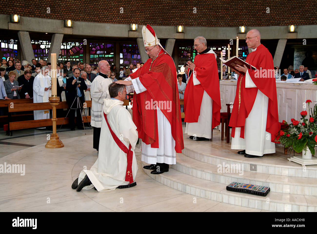 Ordenación de un sacerdote católico en la iglesia de Santa María en Leyland - REINO UNIDO - por Mons. Malcom McMahon Foto de stock