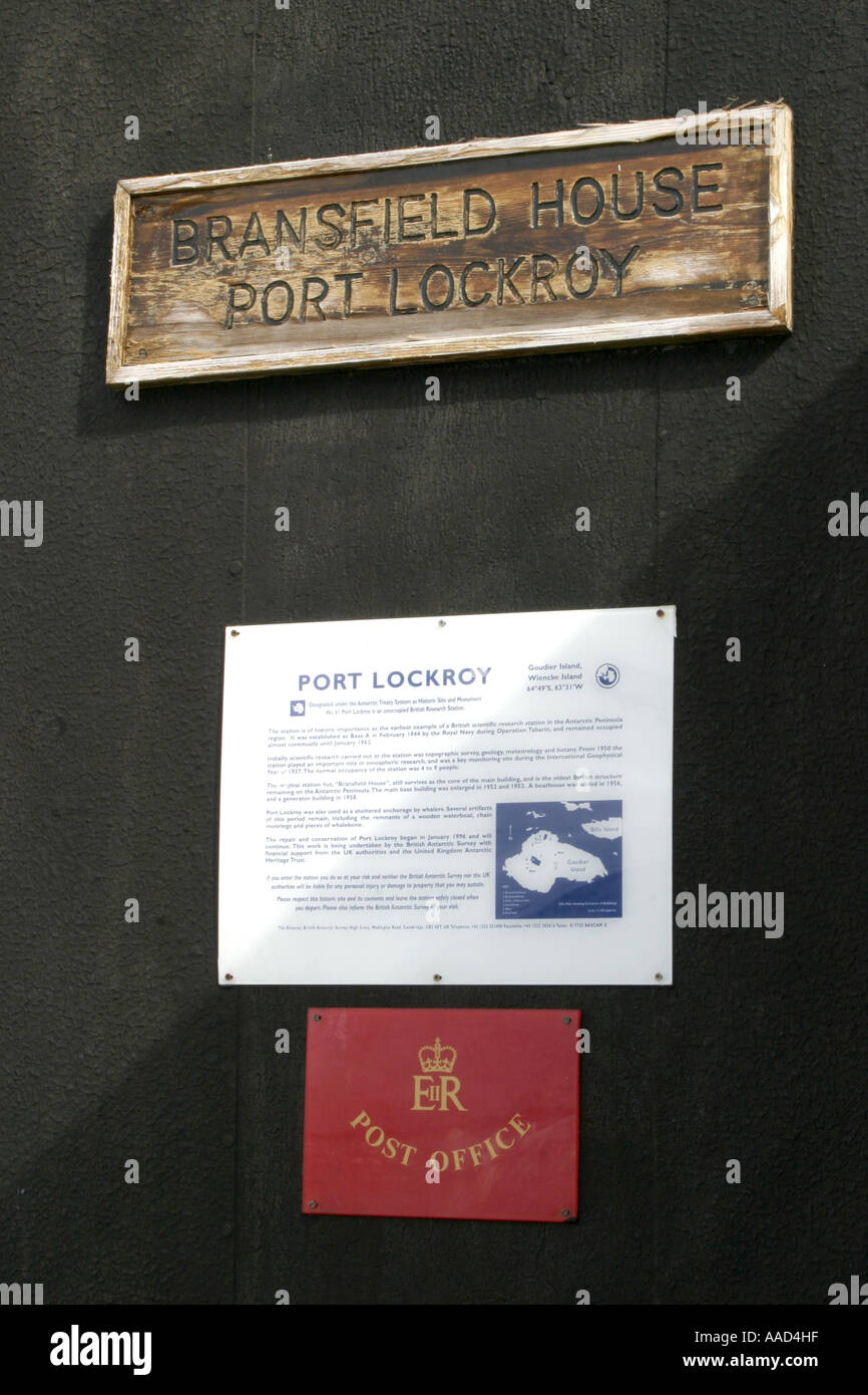 Post Office Box base en Puerto Lockroy en la isla Wiencke la Antártida donde los visitantes pueden publicar el correo internacional Foto de stock