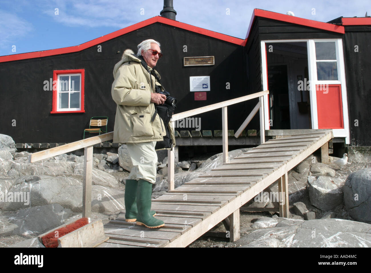 Pasajero de crucero en el famoso Puerto Lockroy, base antártica británica y la oficina de correos en la isla Wiencke Foto de stock