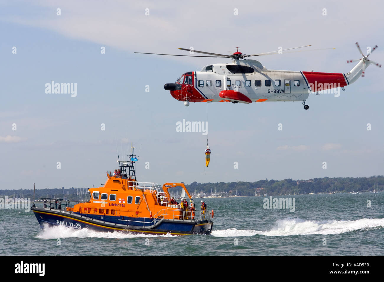 Helicóptero de rescate en el mar de aire y Yarmouth salvavidas Isle of Wight Inglaterra Gran Bretaña. Foto de stock