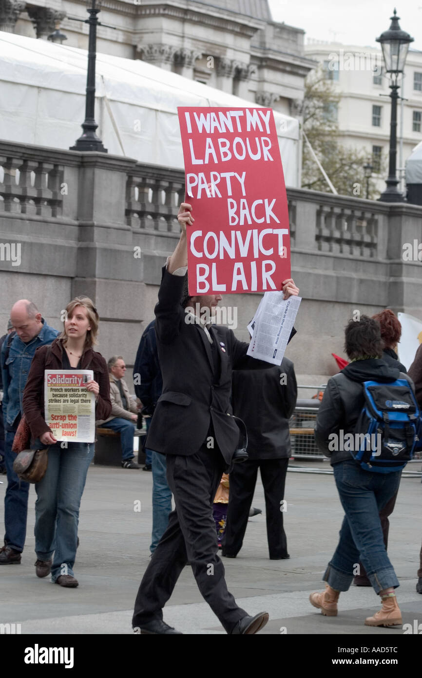 Demostrador celebración anti Blair firmar durante la manifestación del Primero de Mayo. Trafalgar Square, Londres, Inglaterra Foto de stock