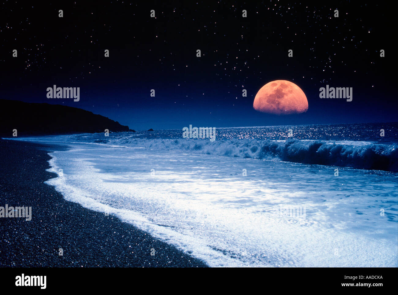Impresionante,impresionante,grandes,mayores,colosal,gran,gran,enorme,luna,Luna Chale Playa Isla de Wight REINO UNIDO Inglaterra Gran Bretaña Foto de stock
