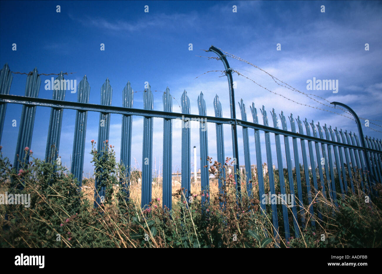 Valla de metal antiguo sitio industrial Gloucester Foto de stock