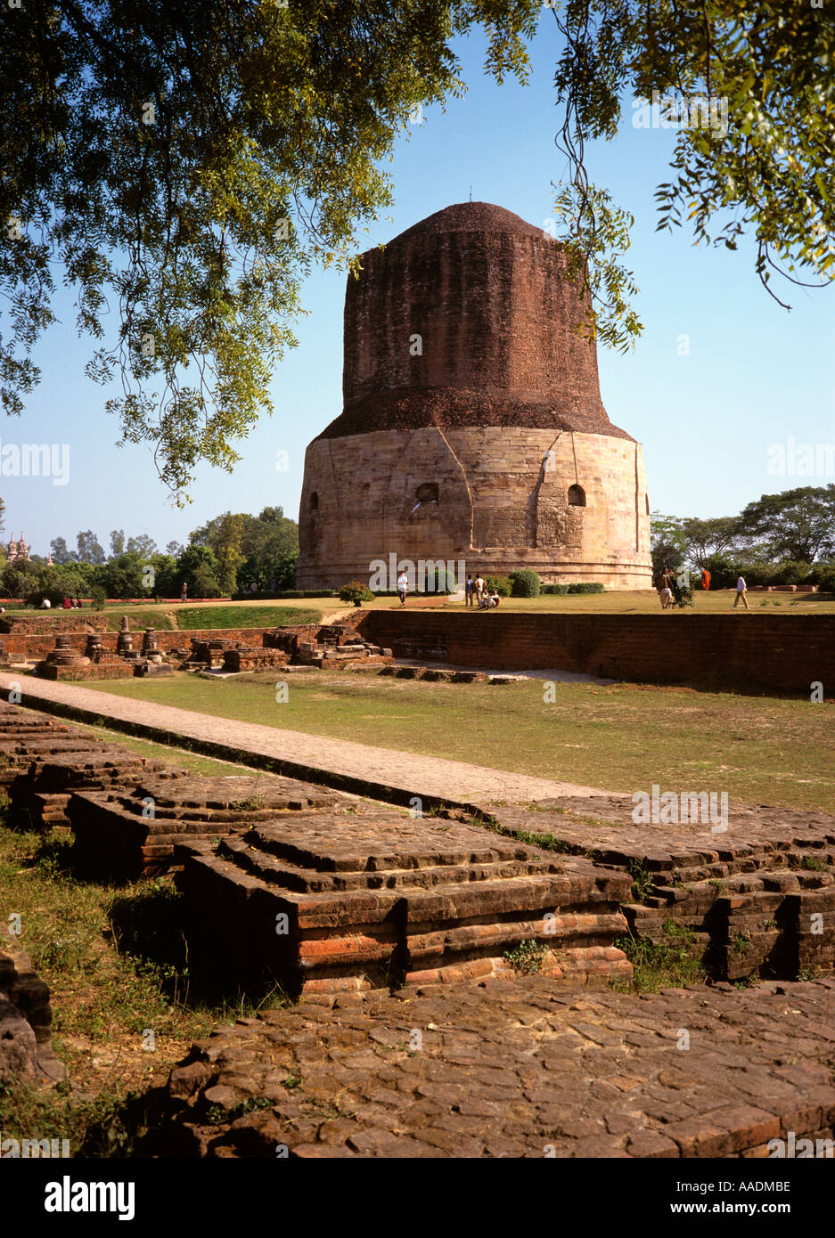 La India Sarnath Dhamekh Stupa 500AD en el lugar en donde Buddha