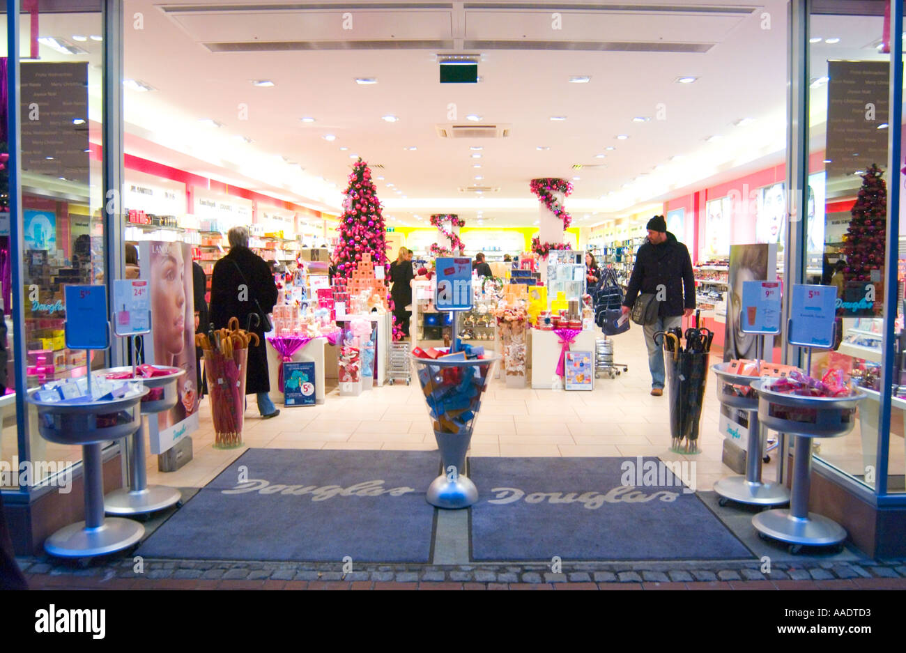 Tienda de perfumería Douglas en Alemania Fotografía de stock - Alamy