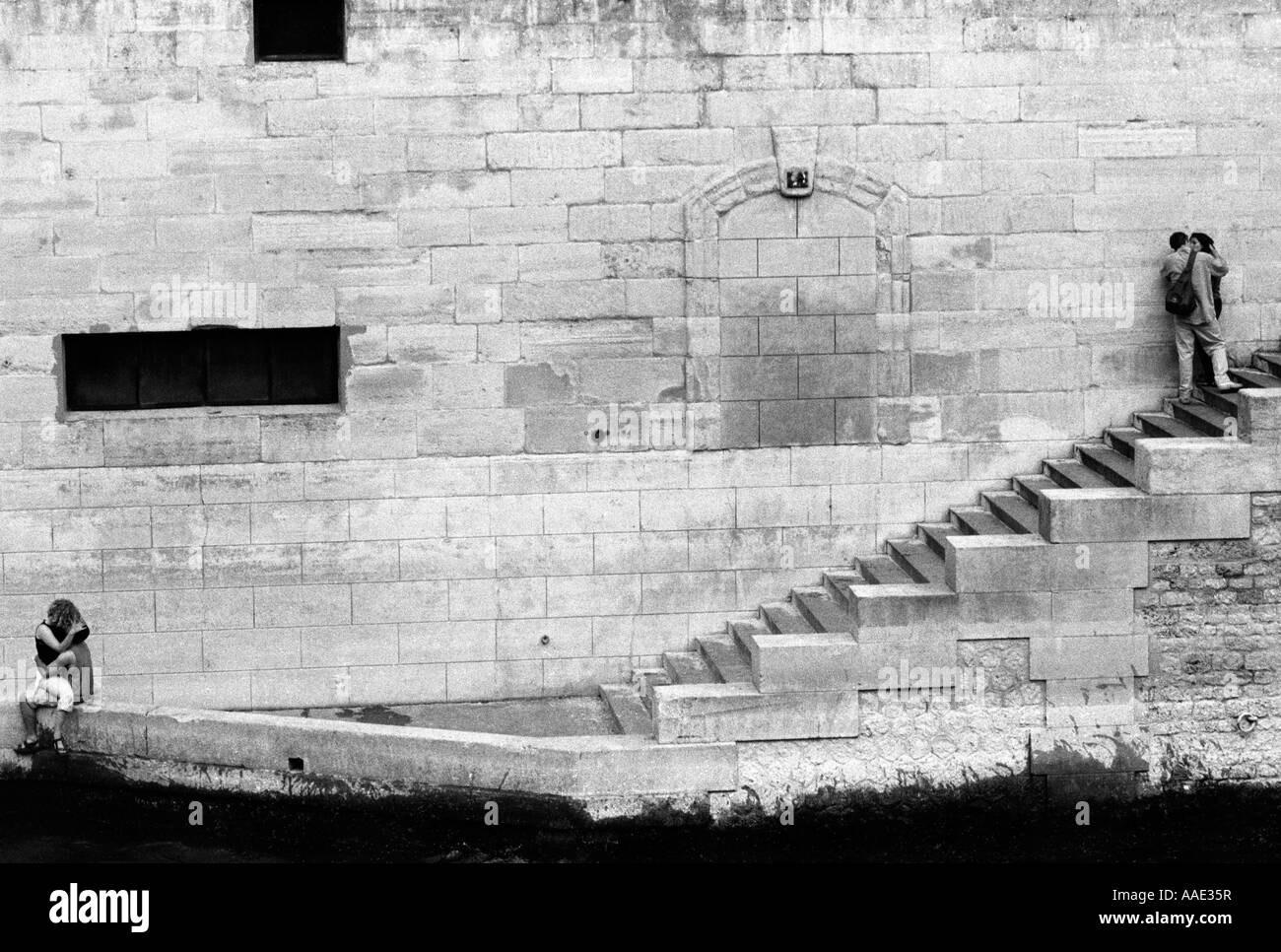 Dos Parejas Besandose En La Orilla Del Río Sena París Francia Fotografía De Stock Alamy 