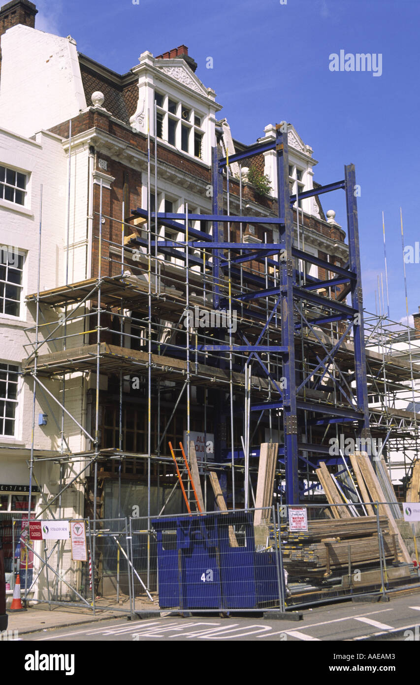 Apuntalamos conservada fachada de ladrillo de la antigua Woodwards department store, Leamington