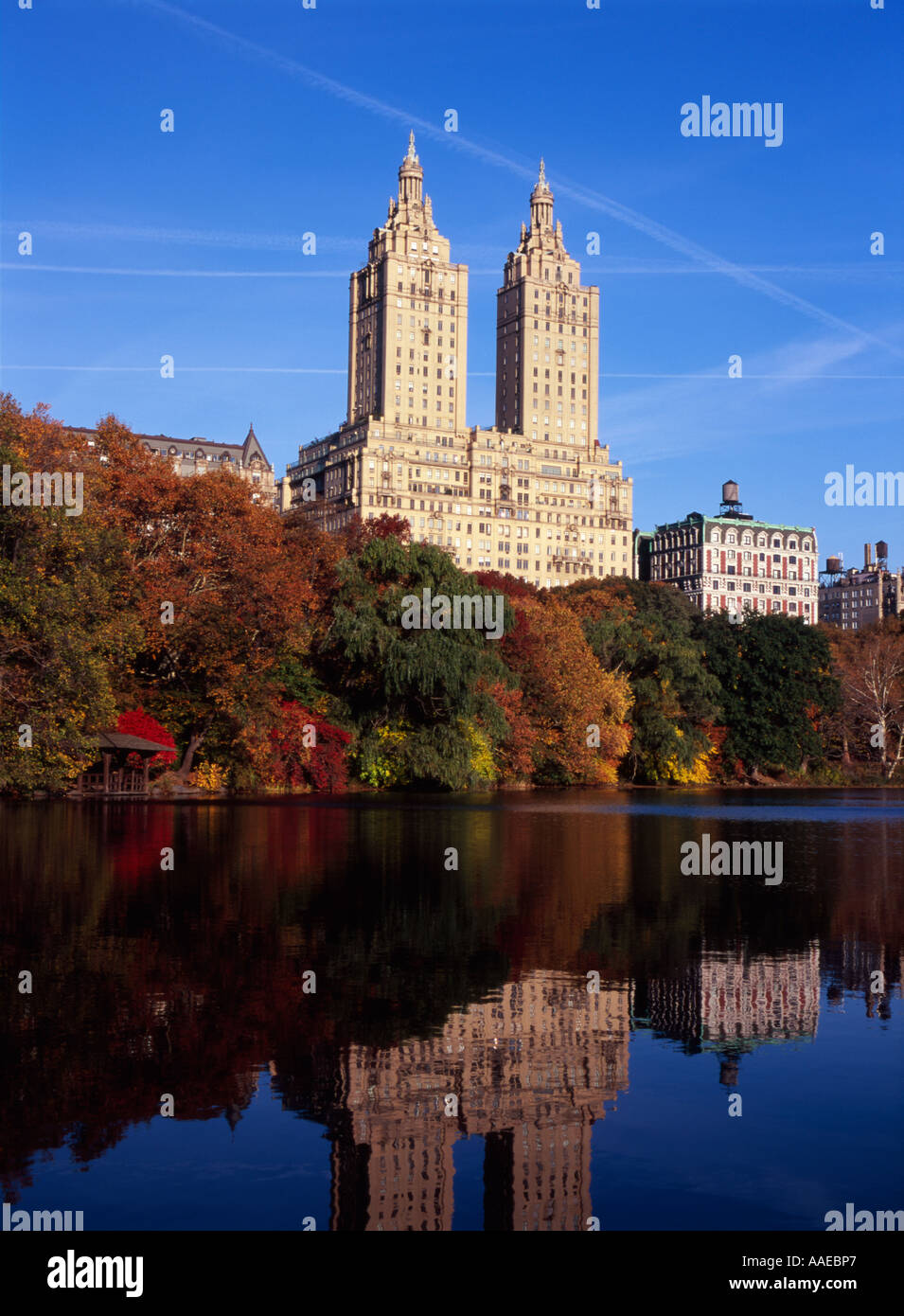 El bloque de apartamentos San Remo se refleja en el lago de Central Park, la ciudad de Nueva York, con los colores del otoño Foto de stock