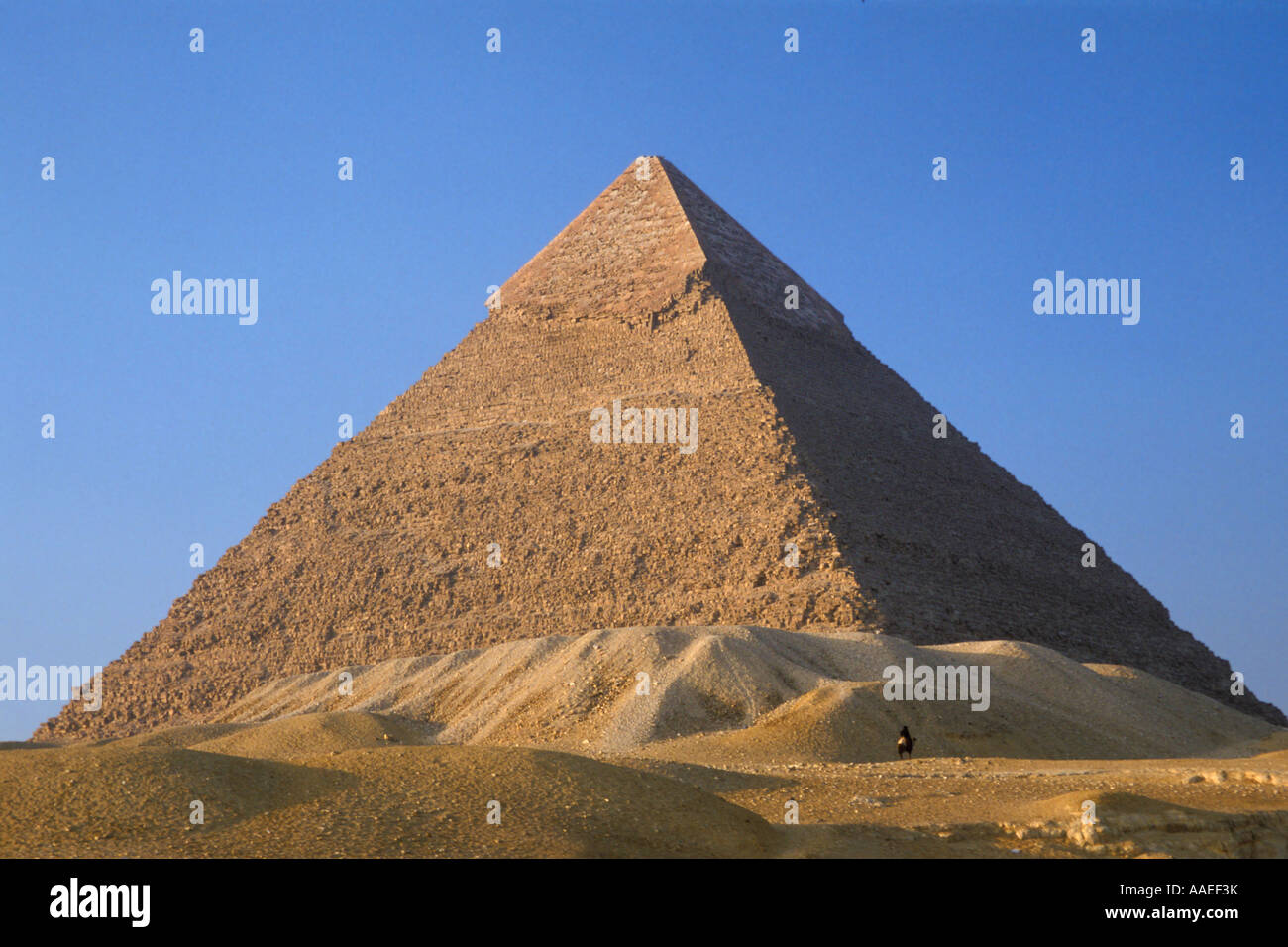 Arenas del desierto se inmiscuyen en la Gran Pirámide de Keops (Khufu) en Giza, Egipto Foto de stock