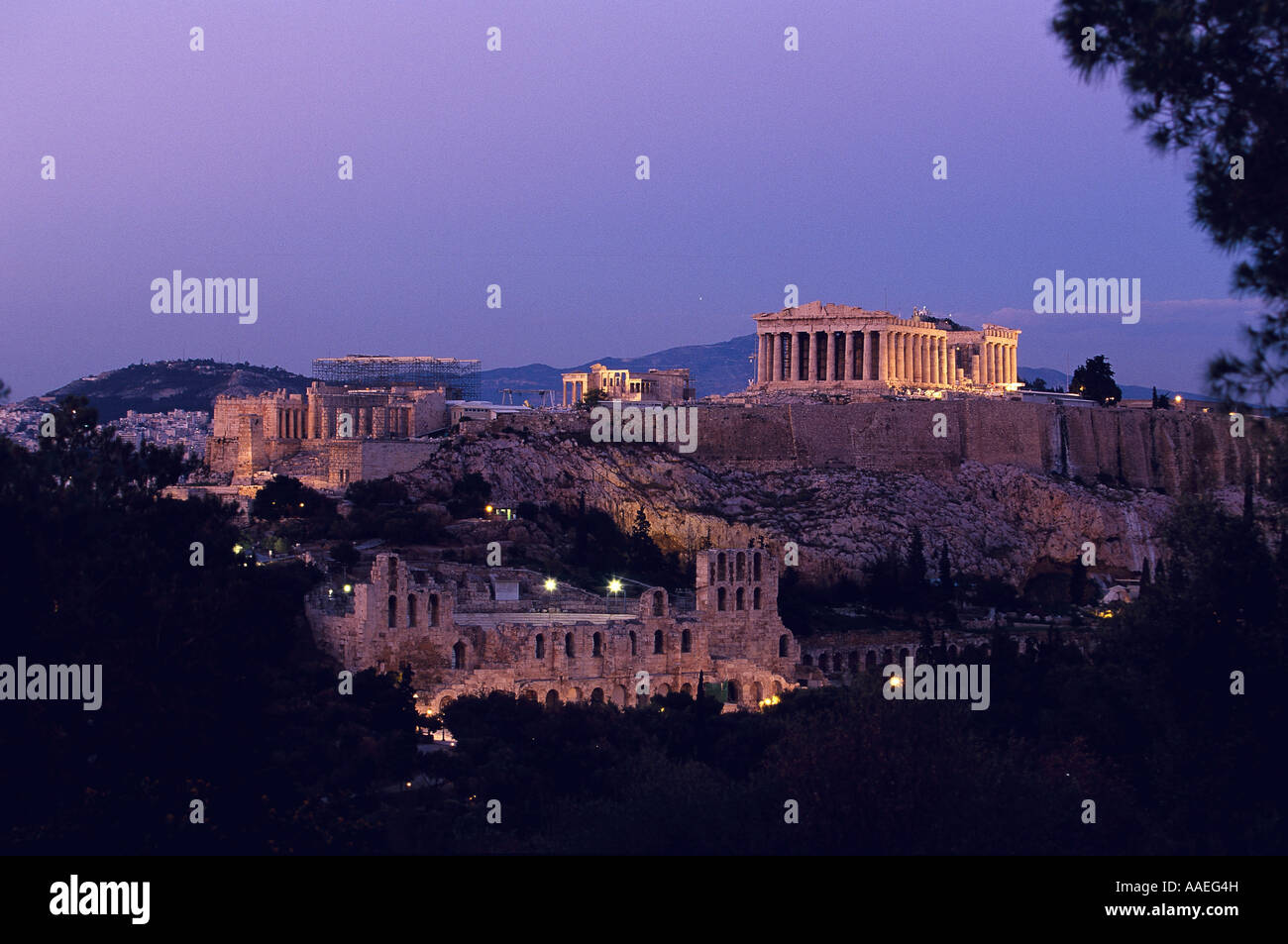 Por la noche, la vista de la acrópolis desde la colina Philopappos Foto de stock