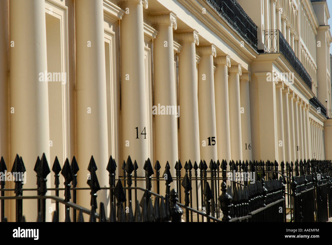 Patrón repetitivo de pilares de piedra numerada fuera de las casas diseñadas por John Nash en East London Park Square Foto de stock