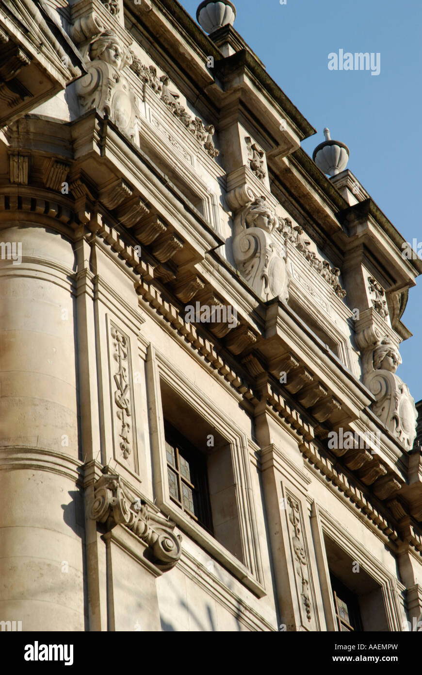 Cerca de detalles arquitectónicos en exterior del Wyndham's Theatre en Charing Cross Road en Londres Foto de stock