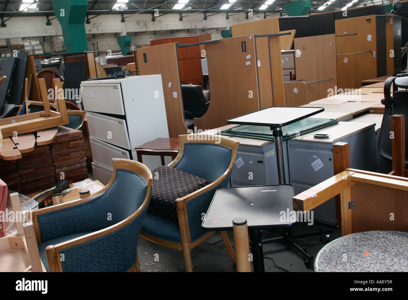 Enciclopedia Presa Lamer Muebles de oficina usados en el almacén para el reciclaje Fotografía de  stock - Alamy