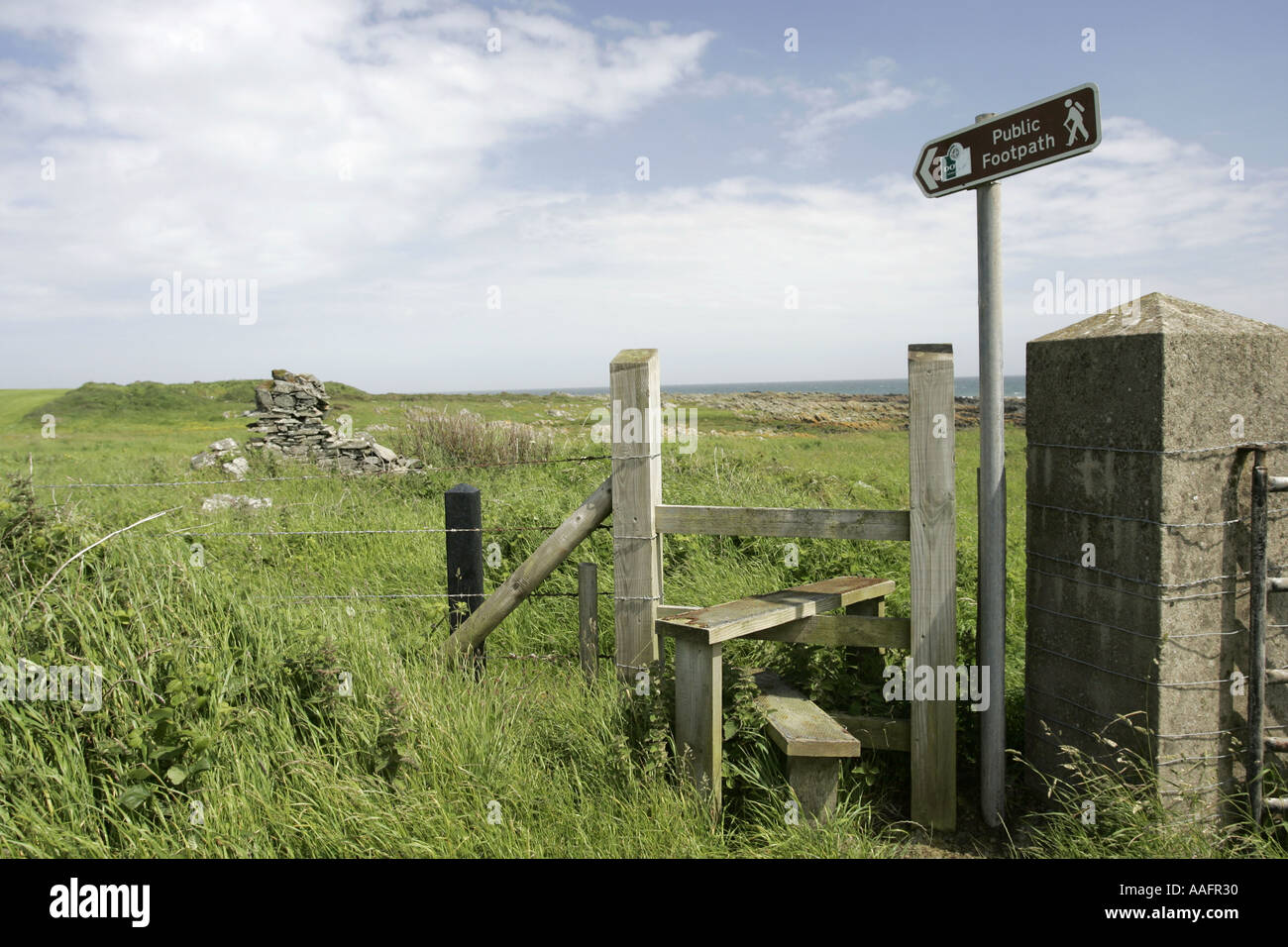 Estilo y un paseo al lado del mar signpost St Johns point en el condado de Down en Irlanda del Norte Foto de stock